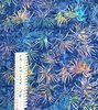 farbige Farnblätter auf blauem Batik